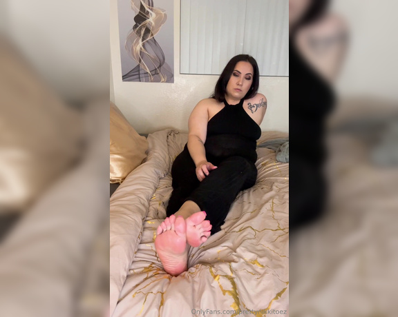 Prettynikkitoez aka prettynikkitoez OnlyFans - Just mindin my business lotioning my pretty feet