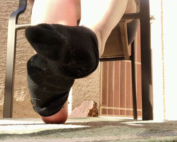 Prettynikkitoez aka prettynikkitoez OnlyFans - Dirty, dog hairy, sweaty socks ew I need to get these off right away!