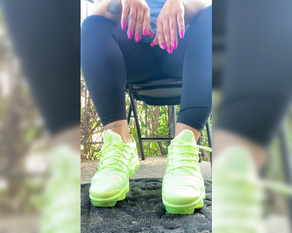 Prettynikkitoez aka prettynikkitoez OnlyFans - Mmmm come here pathetic foot boy Come smell my shoes, my socks my moist feet Enjoy my sexy pink 4