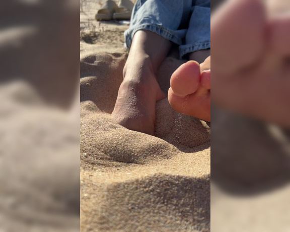 EviFeet aka evifeet OnlyFans - Fun feet play in the sand