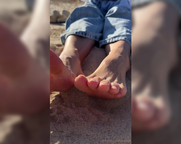 EviFeet aka evifeet OnlyFans - Fun feet play in the sand