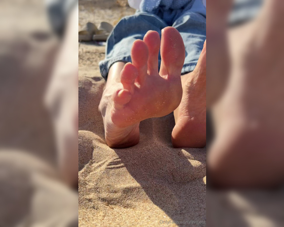 EviFeet aka evifeet OnlyFans - Fun feet play in the sand