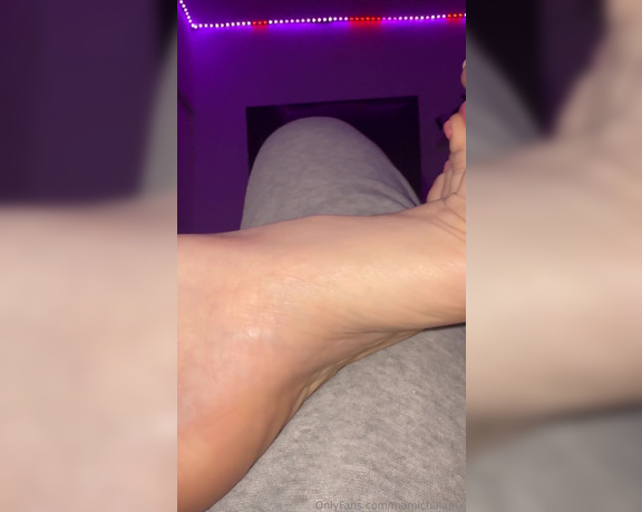 Mamichula aka mamichulamx OnlyFans - De muy muy muy cerca mis pies