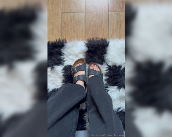 Mamichula aka mamichulamx OnlyFans - Son muy bonitas estas chanclas