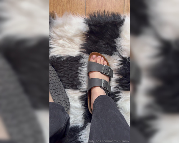 Mamichula aka mamichulamx OnlyFans - Son muy bonitas estas chanclas