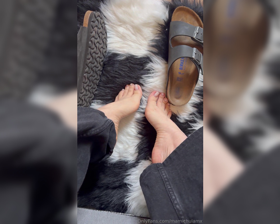 Mamichula aka mamichulamx OnlyFans - Son muy bonitas estas chanclas