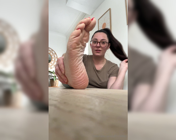 Mimisfeet1 aka u81134601 OnlyFans - Who’s going to tongue massage these soles for me…