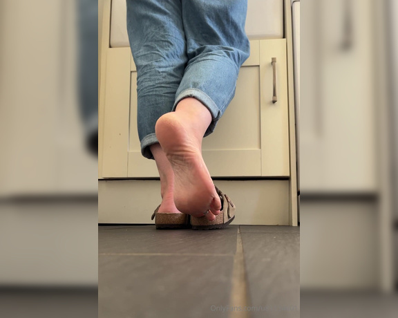 Mimisfeet1 aka u81134601 OnlyFans - Foot tease to get you perverts mouths watering while I do the dishes