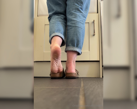 Mimisfeet1 aka u81134601 OnlyFans - Foot tease to get you perverts mouths watering while I do the dishes