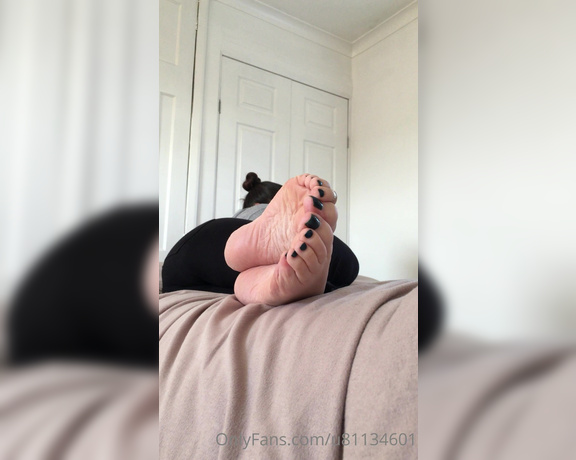 Mimisfeet1 aka u81134601 OnlyFans - Happy Friday here’s a little ignored soles tease video for all you perverts to drain yourself off