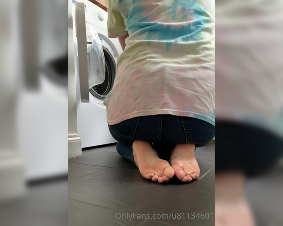 Mimisfeet1 aka u81134601 OnlyFans - Hidden cam perving at my feet while I do the laundry!