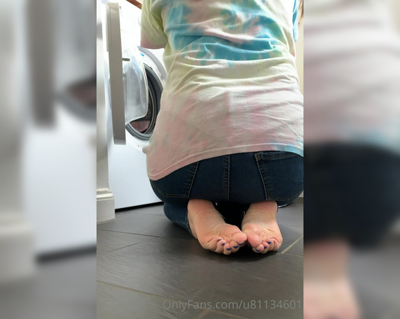 Mimisfeet1 aka u81134601 OnlyFans - Hidden cam perving at my feet while I do the laundry!