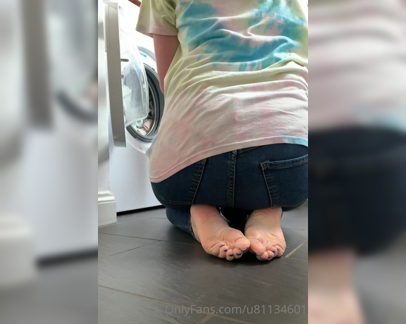 Mimisfeet1 aka u81134601 OnlyFans - Hidden cam perving at my feet while I do the laundry!