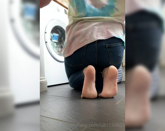Mimisfeet1 aka u81134601 OnlyFans - Hidden cam perving at my feet while I do the laundry!