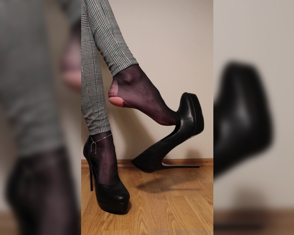 Sonia Purple aka soniapurple OnlyFans - Dangling my high heels on my nyloned feet you love so much