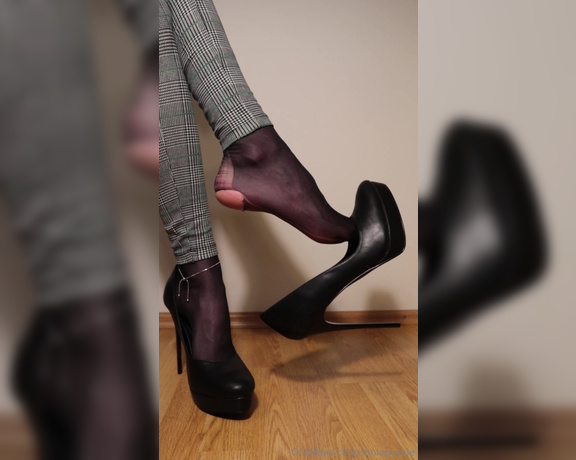 Sonia Purple aka soniapurple OnlyFans - Dangling my high heels on my nyloned feet you love so much