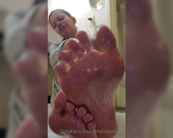 Lady Steph aka theladysteph OnlyFans - Been too Iong but never too late Just me and my oily soles teasing you with these shiny soles and