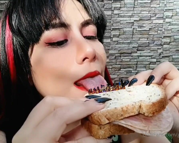 Giantess Debora aka giantess.debora OnlyFans - Small city in my sandwich ! What I have to door