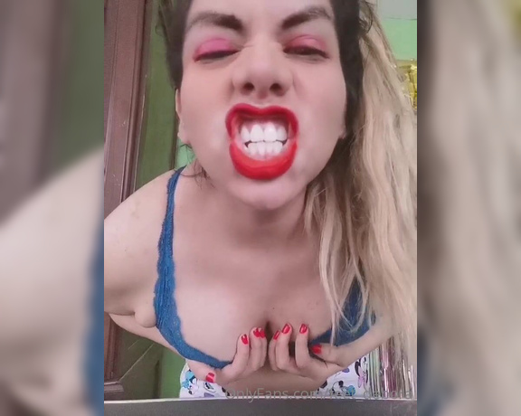 Giantess Debora aka giantess.debora OnlyFans - Estoy con mucha hambre, alguien quiere ser mi bocadilloVivir dentro de este hermoso cuerpo y desliza