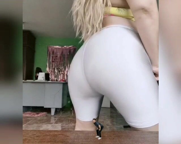 Giantess Debora aka giantess.debora OnlyFans - Es hora de aplastarte con mis tambores a ese minsculo cuerpo de porcelana Your miserable life w 1