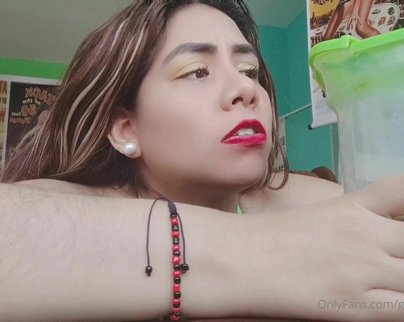 Giantess Debora aka giantess.debora OnlyFans - Mi dulce pequeo vivir siempre en mi cajn de lencera My sweet tiny will live always in my ling 1