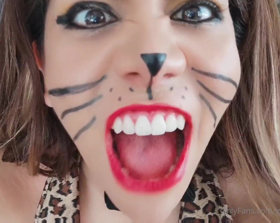 Giantess Debora aka giantess.debora OnlyFans - Sexy cat vore ready for the actions! Full video 8min #vore#giantess #mouth #tongue