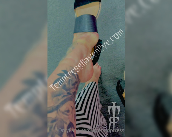 Temptress Raven Eve aka evetemptress OnlyFans - Showing off My new mani pedi