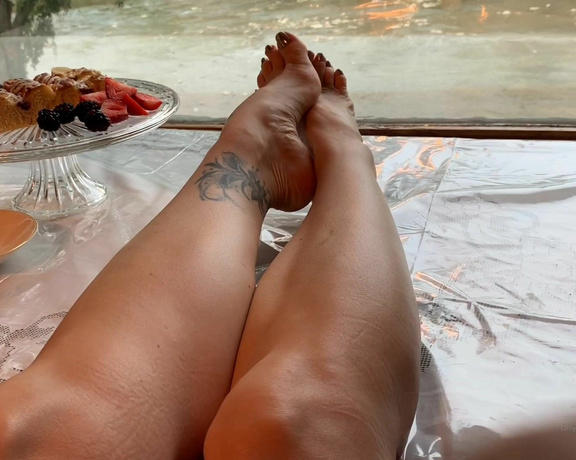 Temptress Raven Eve aka evetemptress OnlyFans - Good morning foot and leg lovers One more video for your weekend enjoyment