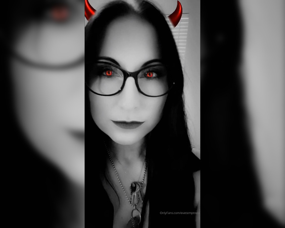 Temptress Raven Eve aka evetemptress OnlyFans - Sweet dreams are made of these