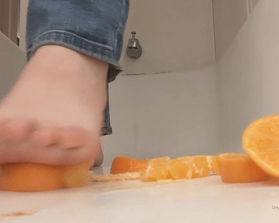 Daisy Duncan aka daisyduncan OnlyFans - Orange crushing video