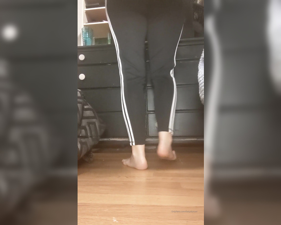 Daisy Duncan aka daisyduncan OnlyFans - Foot worship vid with lotion