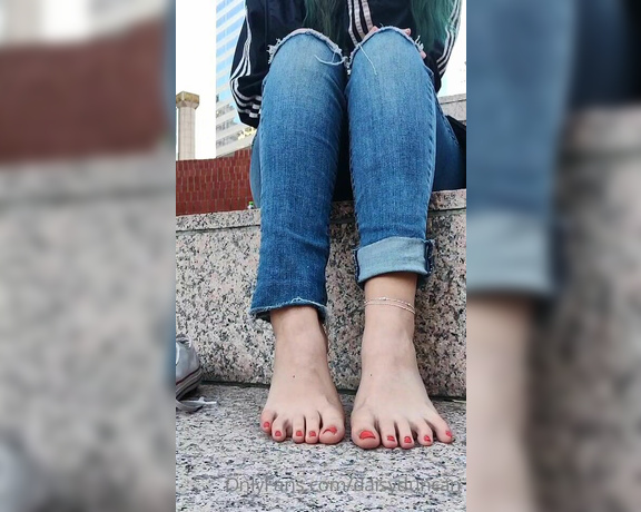 Daisy Duncan aka daisyduncan OnlyFans - Some videos of my feet while I was at a public park in Portland tip