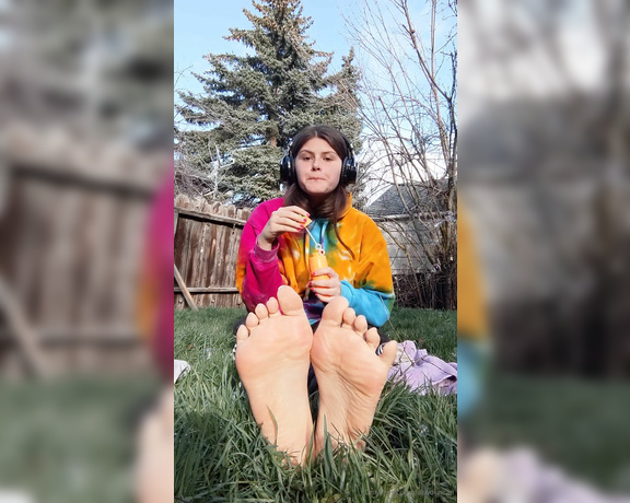 Daisy Duncan aka daisyduncan OnlyFans - Hey babes heres a vid of me blowing bubbles on my feet, but the wind kept