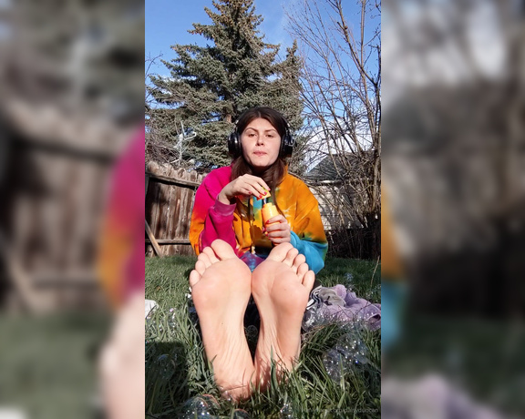Daisy Duncan aka daisyduncan OnlyFans - Hey babes heres a vid of me blowing bubbles on my feet, but the wind kept