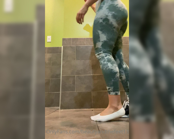 Beauty and Beast Babe aka Beautyandthefeet13 OnlyFans - Gym sock removal featuring my leg pump