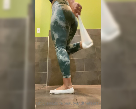 Beauty and Beast Babe aka Beautyandthefeet13 OnlyFans - Gym sock removal featuring my leg pump