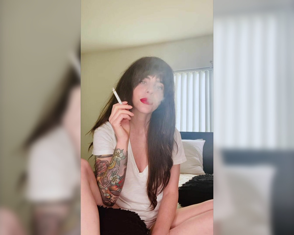 ManyVids - Dani Lynn - Filming Myself Smoking 2