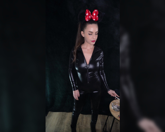 ManyVids - Dani Lynn - Minnie Smokes VS120s