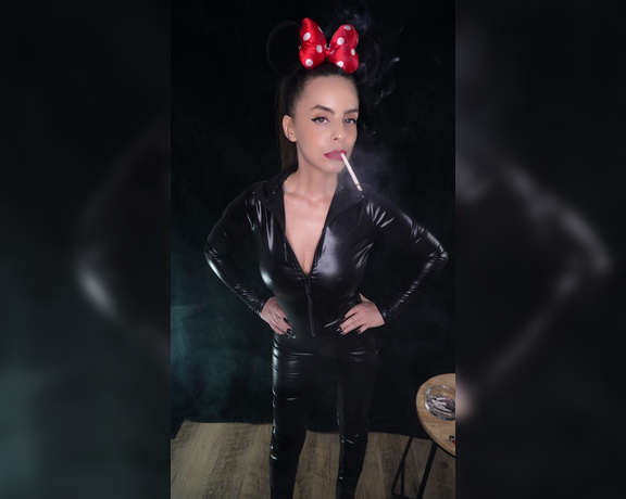 ManyVids - Dani Lynn - Minnie Smokes VS120s