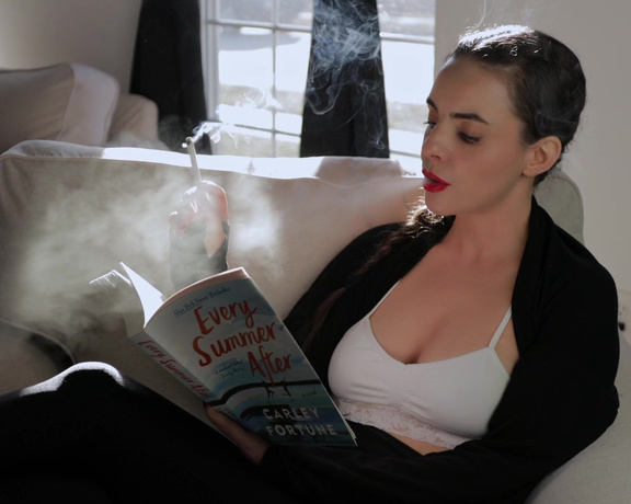 ManyVids - Dani Lynn - Smoking and Reading