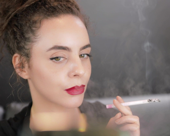 ManyVids - Dani Lynn - Smoking Close Up 1