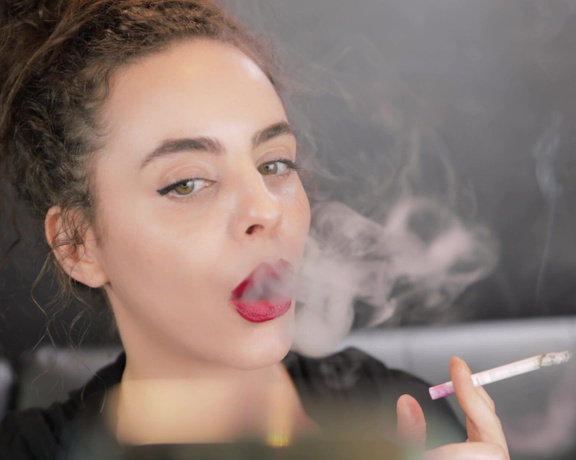 ManyVids - Dani Lynn - Smoking Close Up 1