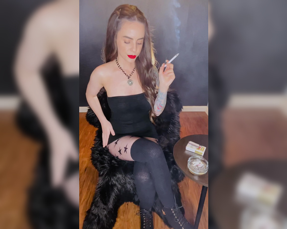 ManyVids - Dani Lynn - Smoking in Star Tights Pt 1