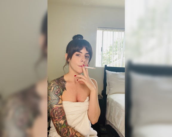 ManyVids - Dani Lynn - Smoking in Towel