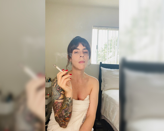 ManyVids - Dani Lynn - Smoking in Towel