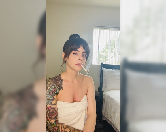 ManyVids - Dani Lynn - Smoking in Towel