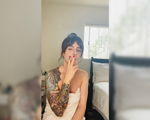 ManyVids - Dani Lynn - Smoking in Towel