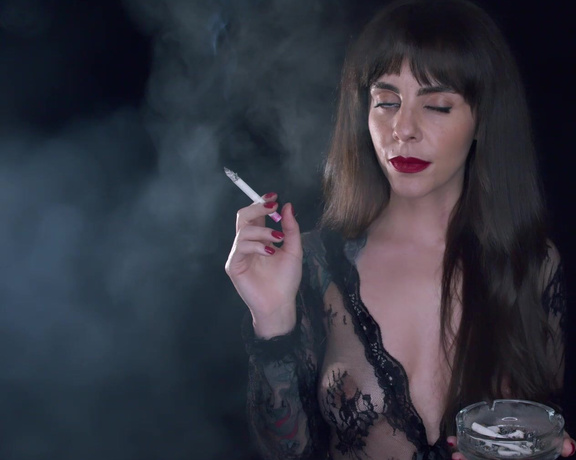 ManyVids - Dani Lynn - Smoking Marlboro Gold 100s in Lace Robe