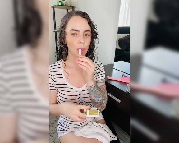 ManyVids - Dani Lynn - Smoking with Wet Hair