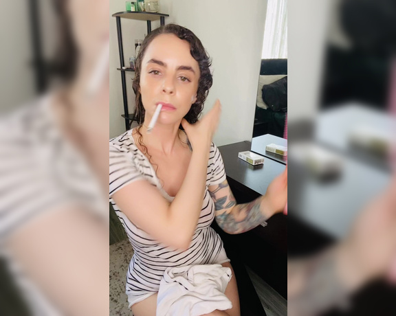 ManyVids - Dani Lynn - Smoking with Wet Hair